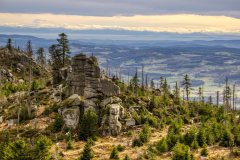 Die Dreisesselfelsen mit Blick in die Alpen